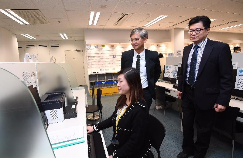 The Secretary for Labour and Welfare, Dr Law Chi-kwong, visited the Construction Industry Recruitment Centre of the Labour Department in Kowloon Bay today (November 7). Photo shows Dr Law (centre) being briefed on the employment services facilities available for use by job seekers in the centre. Next to him is the Assistant Commissioner for Labour (Employment Services), Mr Charles Hui (right).