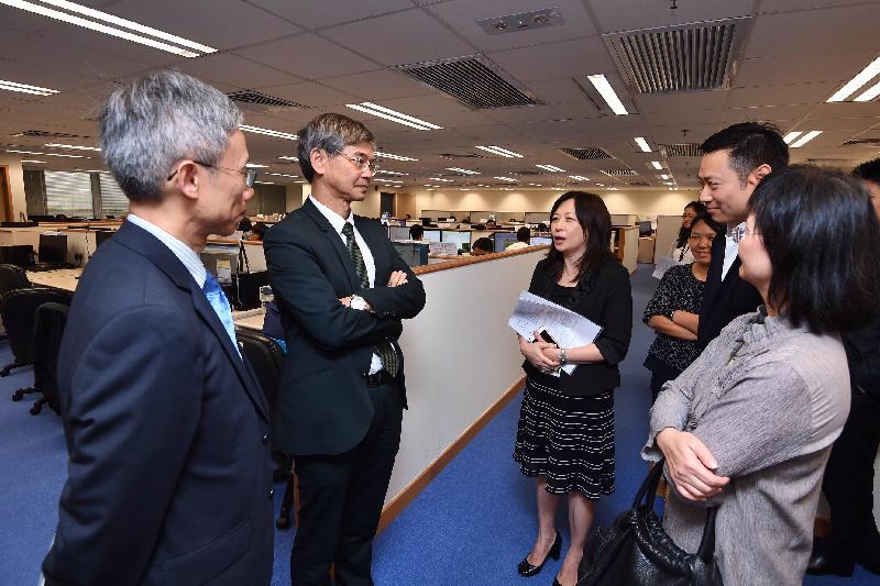 The Secretary for Labour and Welfare, Dr Law Chi-kwong, visited the Computerised Social Security System Project Development Office of the Social Welfare Department in Kowloon Bay today (November 7). Photo shows Dr Law (second left) being briefed by staff of the Information Technology Team on the progress of the development of the new computerised system. Also receiving the briefing are the Permanent Secretary for Labour and Welfare, Ms Chang King-yiu (first right), and the Under Secretary for Labour and Welfare, Mr Caspar Tsui (second right).