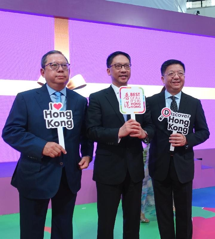 The Secretary for Justice, Mr Rimsky Yuen, SC (centre), the Chairman of the Hong Kong Tourism Board (HKTB), Dr Peter Lam (left) and the Executive Director of the HKTB, Mr Anthony Lau (right), officiate at the opening ceremony of the “Hong Kong Live in Kuala Lumpur” presented by the HKTB in Kuala Lumpur, Malaysia, today (November 7).