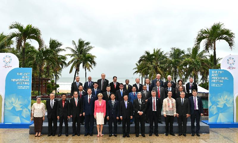 The Secretary for Commerce and Economic Development, Mr Edward Yau (second left, second row), is pictured with other participating ministers at the 29th Asia-Pacific Economic Cooperation Ministerial Meeting in Da Nang, Vietnam, today (November 8).