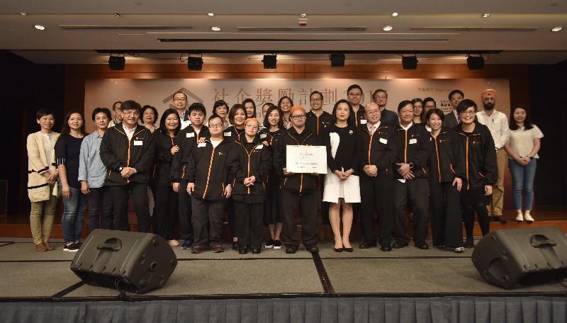The Permanent Secretary for Home Affairs, Mrs Betty Fung, today (November 8) officiated at the award presentation ceremony of the Social Enterprise Award Scheme 2017, which commends local social enterprises with outstanding performance or high popularity and recognises the efforts of individuals or organisations in supporting social enterprises. Mrs Fung (front row, fifth right) is pictured with the champion, first runner-up and second runner-up awardees of the Outstanding Social Enterprise Awards.