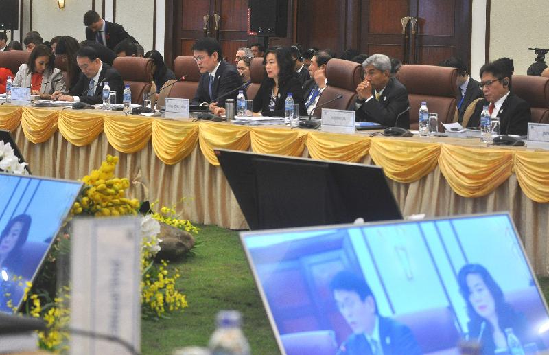 商務及經濟發展局局長邱騰華（左三）今日（十一月八日）在越南峴港出席第二十九屆亞太區經濟合作組織（亞太經合組織）部長級會議，在題為「區域與全球經濟狀況及亞太經合組織的領導能力」的全體大會會議上發言。