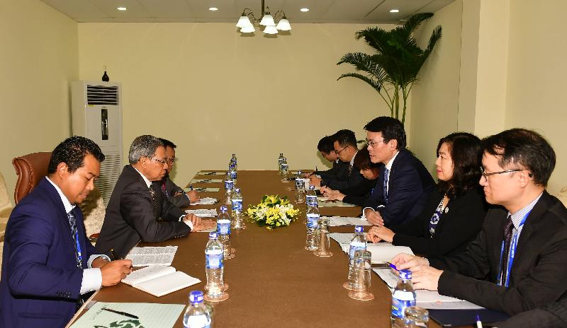 商務及經濟發展局局長邱騰華（右三）今日（十一月八日）在越南峴港出席第二十九屆亞太區經濟合作組織部長級會議期間，與馬來西亞國際貿易及工業部部長 Dato' Sri Mustapa Mohamed（左二）舉行雙邊會議。邱騰華表示，香港積極與馬來西亞在各方面建立更緊密聯繫。