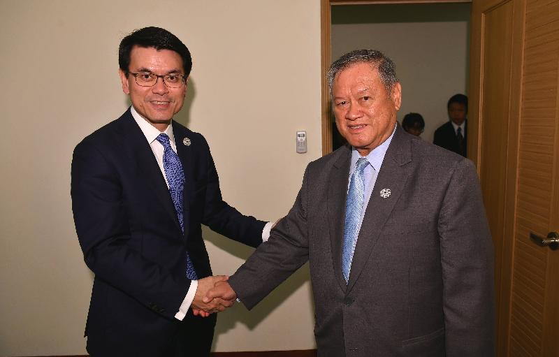 商務及經濟發展局局長邱騰華（左）今日（十一月八日）在越南峴港出席第二十九屆亞太區經濟合作組織部長級會議期間，與文萊外交與貿易部第二部長林玉成舉行雙邊會議。他表示，香港和文萊在貿易關係上有很強的互補性，他期望兩個經濟體有更多交流合作，建立更緊密的雙邊關係，達致互惠互利。