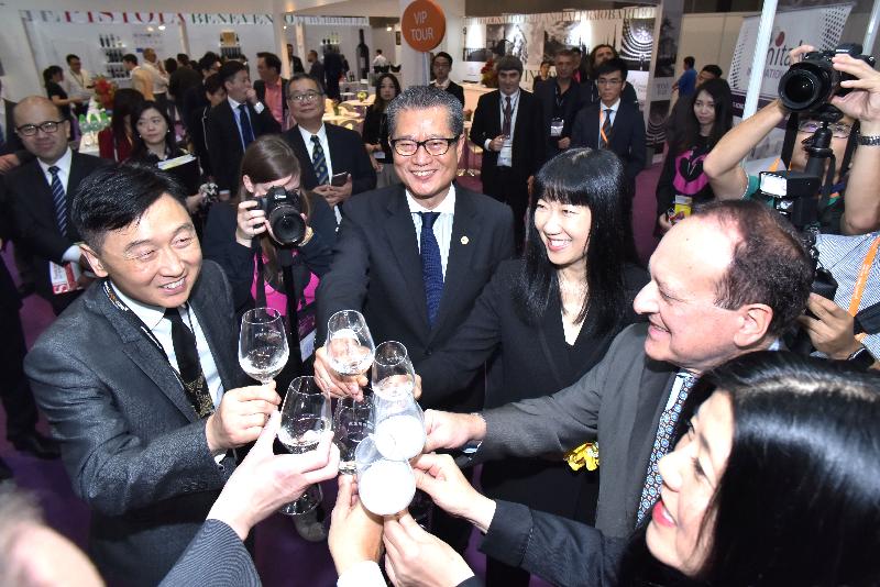 The Financial Secretary, Mr Paul Chan (second left), tours the Hong Kong International Wine & Spirits Fair 2017 at the Hong Kong Convention and Exhibition Centre today (November 9).