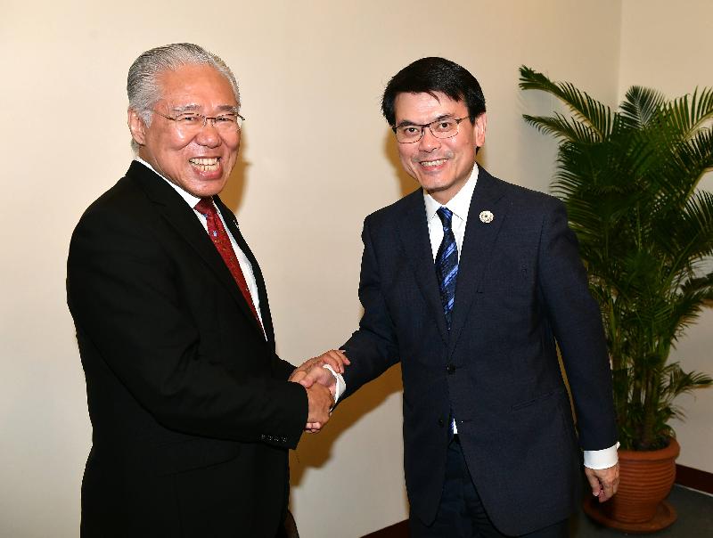 The Secretary for Commerce and Economic Development, Mr Edward Yau (right), had a bilateral meeting with the Minister of Trade of Indonesia, Mr Enggartiasto Lukita (left), in Da Nang, Vietnam, today (November 9). They had good exchanges on trade-related issues. Both said they believed that the already close economic ties between Hong Kong and the Association of Southeast Asian Nations (ASEAN) member states would further strengthen once the Hong Kong - ASEAN Free Trade Agreement becomes effective.