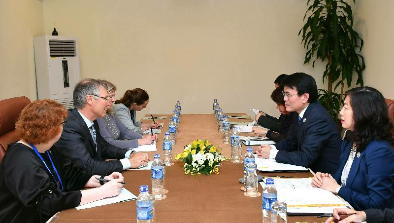 The Secretary for Commerce and Economic Development, Mr Edward Yau (second right), accompanied by the Director-General of Trade and Industry, Ms Salina Yan (first right), holds a bilateral meeting with the Minister for Trade and Export Growth of New Zealand, Mr David Parker (second left), in Da Nang, Vietnam, today (November 9). Mr Yau said Hong Kong looked forward to working closely with New Zealand in advancing trade liberalisation in various trade fora and fostering even stronger ties between Hong Kong and New Zealand.