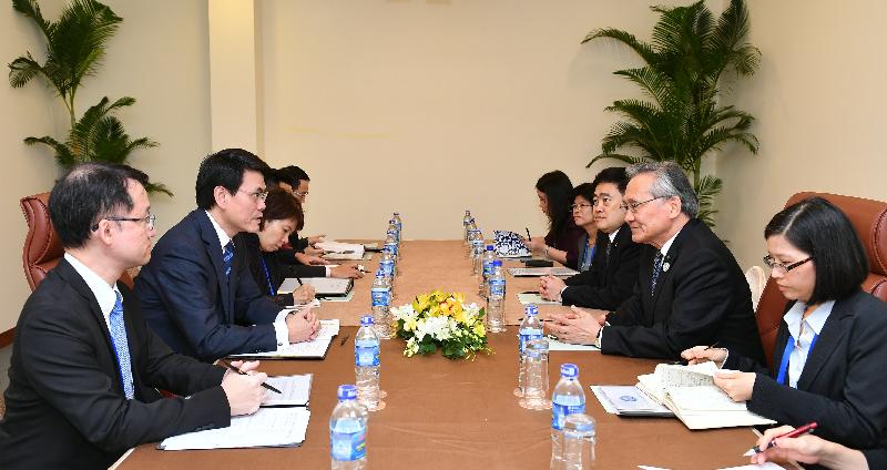 商務及經濟發展局局長邱騰華（左二）今日（十一月九日）在越南峴港與泰國外交部部長Don Pramudwinai（右二）舉行雙邊會議。邱騰華表示，香港與泰國擁有良好的雙邊貿易關係，而泰國無論作為單一經濟體或東盟成員國，都是香港高度重視的貿易夥伴。