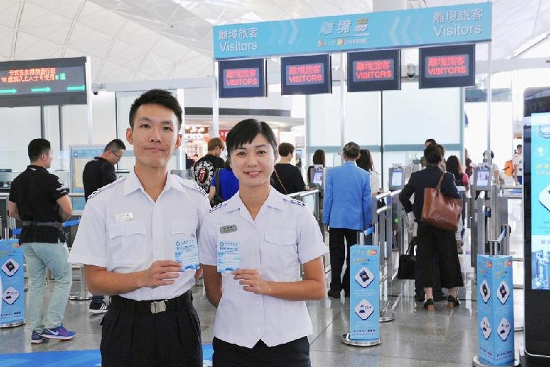 The Immigration Department  today (November 10) appealed to travellers to vote in the annual courtesy campaign. Photo shows Immigration Control Officers encouraging travellers to cast their highly valued votes.
