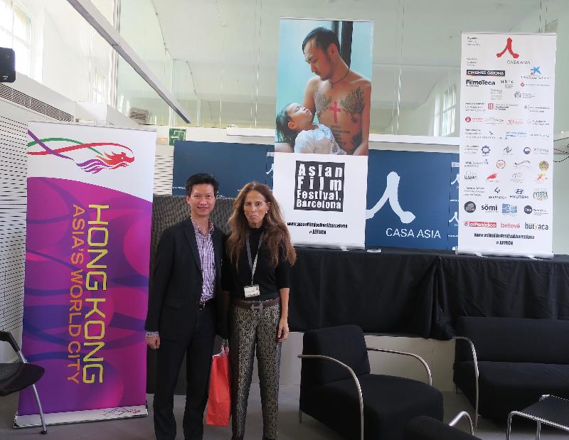 香港驻布鲁塞尔经济贸易办事处（驻布鲁塞尔经贸办）副代表许泽森（左）与巴塞罗那亚洲电影节总监Menene Gras（右）十一月九日（巴塞罗那时间）在驻布鲁塞尔经贸办在巴塞罗那举办的电影放映前酒会中合照。
