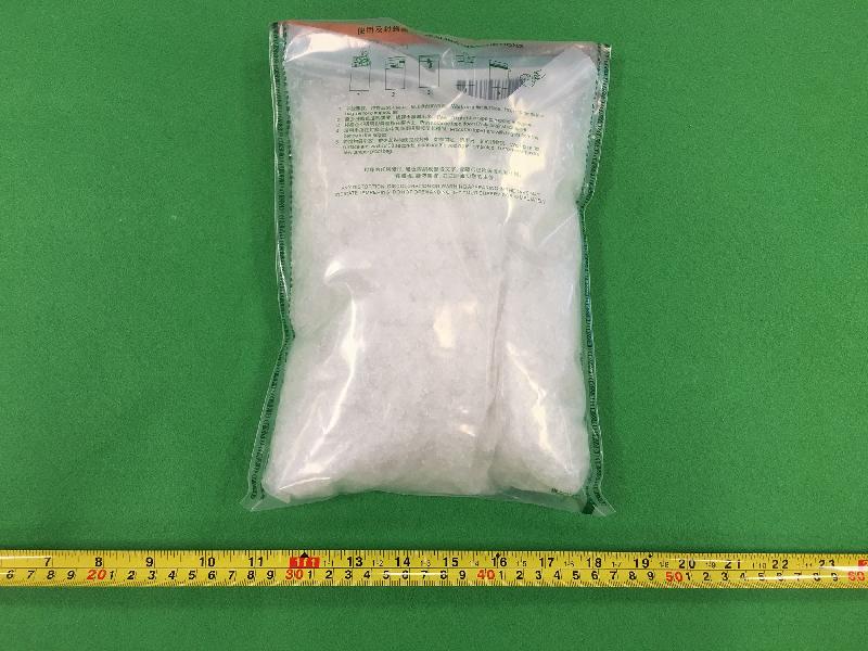 Hong Kong Customs today (November 10) seized about 1 kilogram of suspected methamphetamine with an estimated market value of about $410,000 in Kwun Tong.