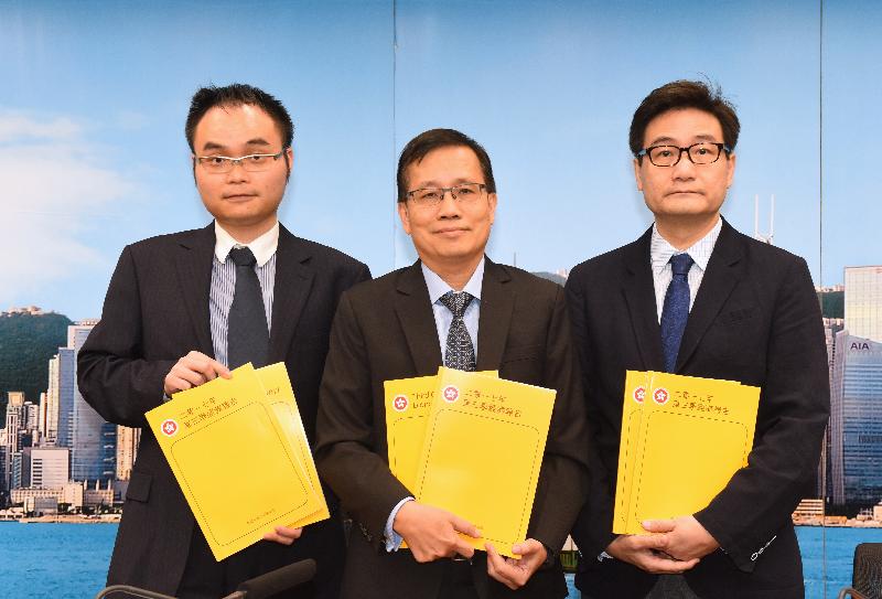 The Acting Government Economist, Mr Andrew Au (centre), presents the Third Quarter Economic Report 2017 at a press conference today (November 10). Also present are Principal Economist Mr Eric Lee (left) and Assistant Commissioner for Census and Statistics Mr Osbert Wang.