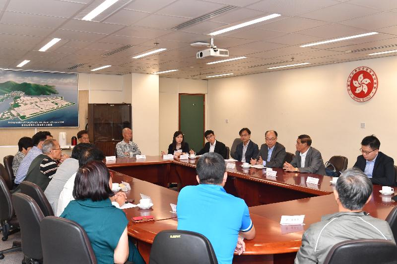 The Secretary for Transport and Housing, Mr Frank Chan Fan (back row, third right), visited Islands District today (November 10). He meets with the Chairman of the Islands District Council (DC), Mr Chow Yuk-tong (back row, second right), and the DC members to exchange views on transport and housing issues.