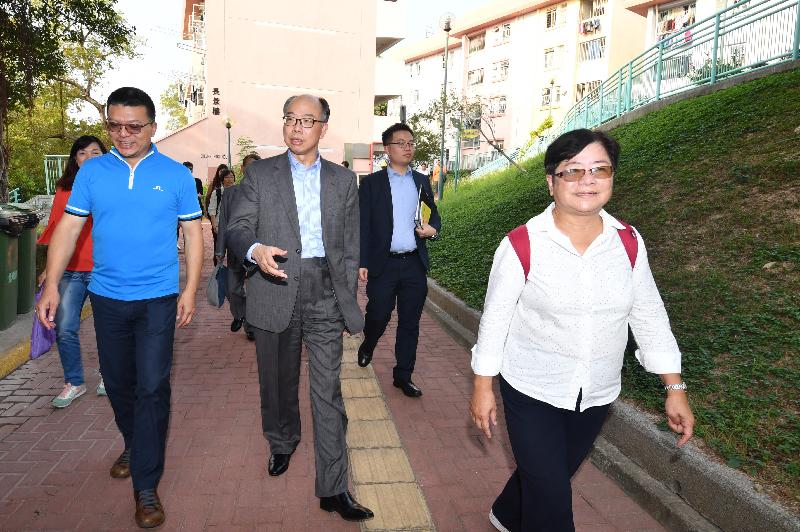 The Secretary for Transport and Housing, Mr Frank Chan Fan (front row, centre), visited Cheung Chau today (November 10). He is briefed by the District Councillors on a proposal to build hillside elevator links at Cheung Kwai Estate.