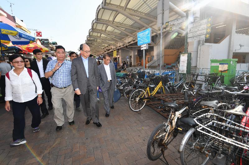 运输及房屋局局长陈帆（前排左三）今日（十一月十日）到访长洲时，在码头附近视察单车停泊的情况。