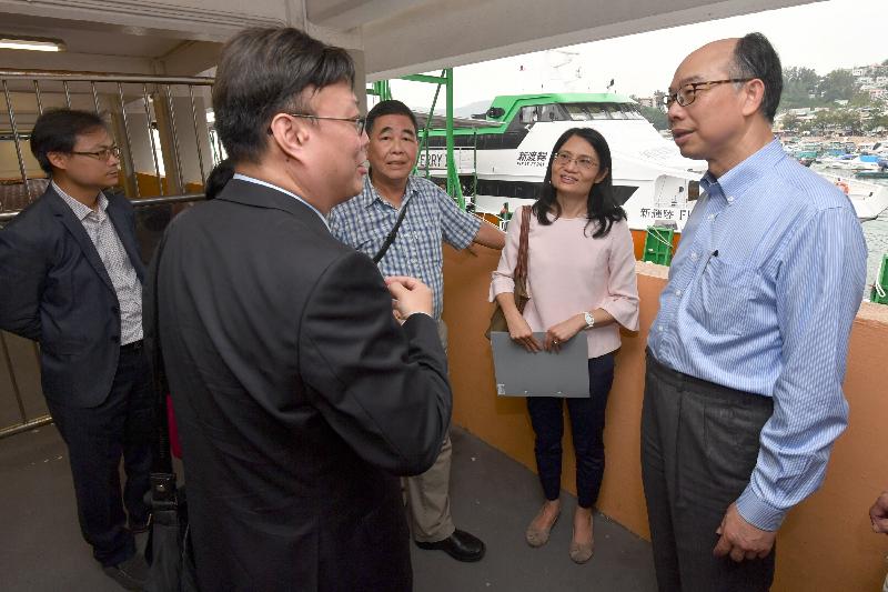 運輸及房屋局局長陳帆（右）今日（十一月十日）到訪長洲，聽取運輸署人員介紹渡輪碼頭的設施。