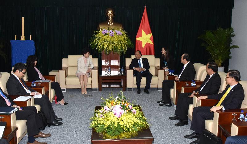 行政长官林郑月娥（左四）今日（十一月十日）上午在越南岘港与越南总理阮春福（右五）会面，就双方关注的议题交换意见。