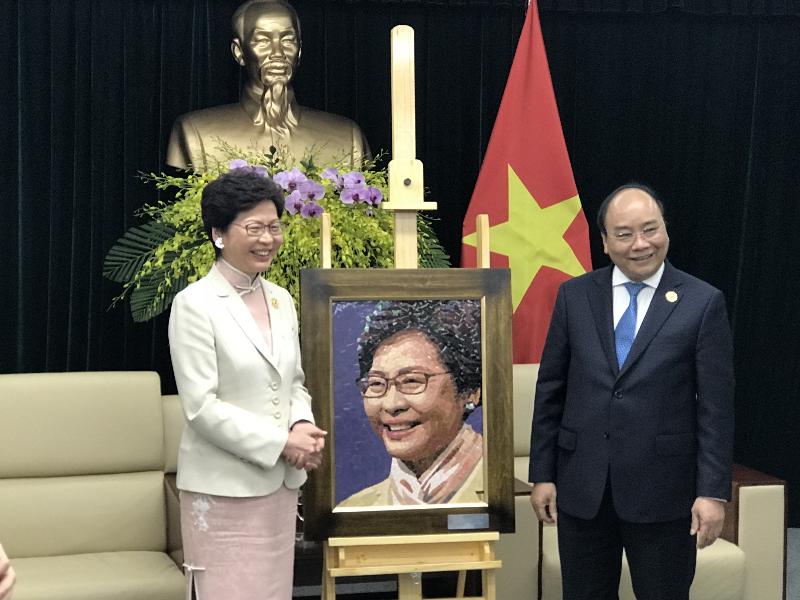 行政长官林郑月娥今日（十一月十日）上午在越南岘港与越南总理阮春福会面。图示阮春福（右）向林郑月娥（左）赠送画像。
