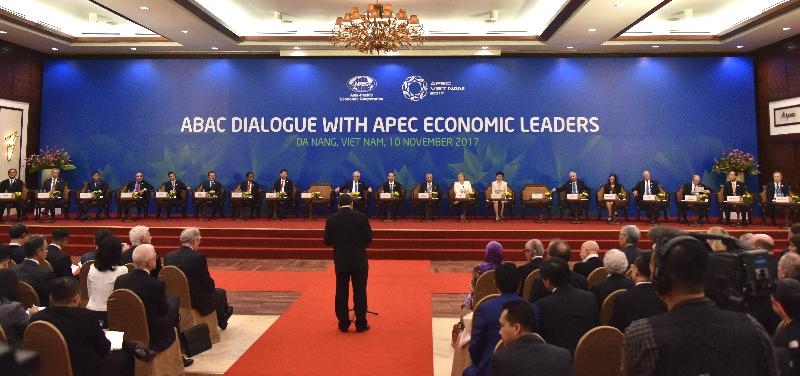 行政长官林郑月娥（右七）今日（十一月十日）下午在越南岘港出席亚太区经济合作组织商贸谘询理事会成员对话。