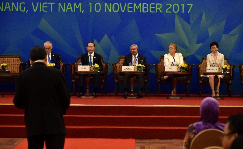 行政長官林鄭月娥（右一）今日（十一月十日）下午在越南峴港出席亞太區經濟合作組織商貿諮詢理事會成員對話。