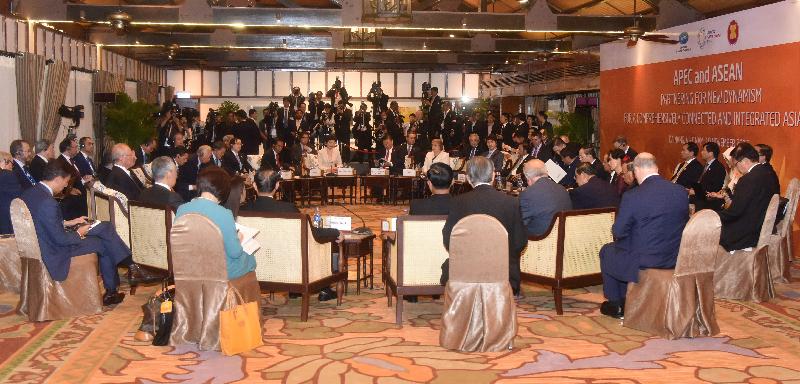 行政长官林郑月娥（左中）今日（十一月十日）下午在越南岘港出席亚太区经济合作组织与东盟领导人非正式对话。