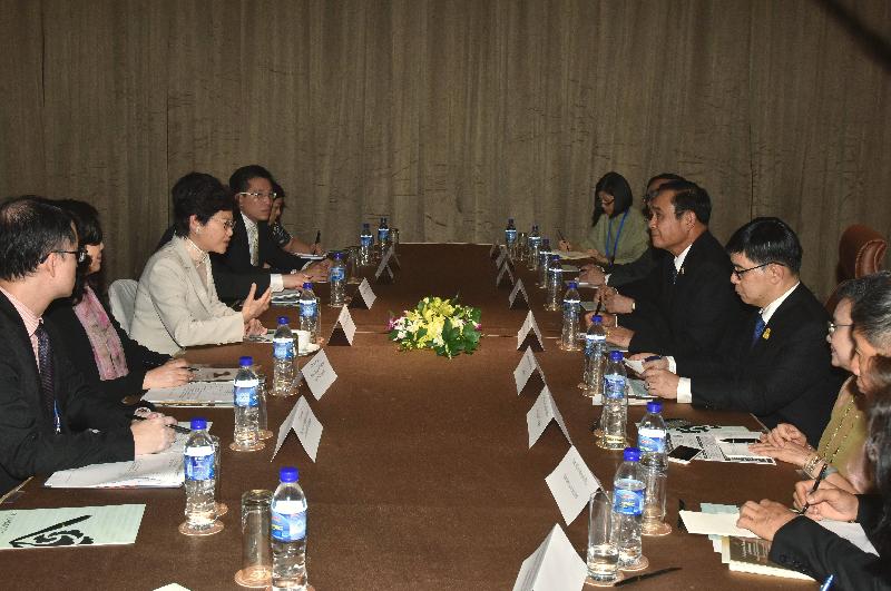行政长官林郑月娥（左三）今日（十一月十日）下午在越南岘港与泰国总理巴育（右四）会面。
