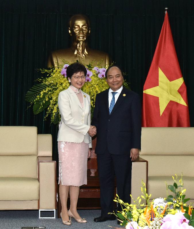 The Chief Executive, Mrs Carrie Lam (left), meets with the Prime Minister of Vietnam, Mr Nguyen Xuan Phuc, this morning (November 10) in Da Nang, Vietnam, to exchange views on issues of mutual concern.