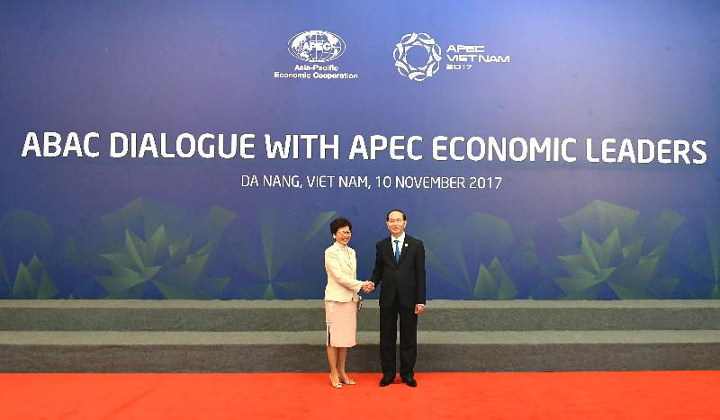 The Chief Executive, Mrs Carrie Lam, attended the Asia-Pacific Economic Cooperation Business Advisory Council Dialogue in Da Nang, Vietnam, this afternoon (November 10). Photo shows Mrs Lam (left) shaking hands with the President of Vietnam, Mr Tran Dai Quang.