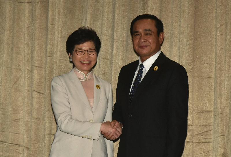 The Chief Executive, Mrs Carrie Lam (left), meets the Prime Minister of Thailand, Mr Prayuth Chan-o-cha, this afternoon (November 10) in Da Nang, Vietnam.