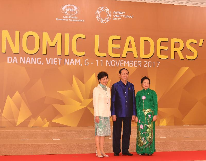 The Chief Executive, Mrs Carrie Lam, attended the Asia-Pacific Economic Cooperation Economic Leaders' Meeting gala dinner and cultural performance in Da Nang, Vietnam, tonight (November 10). Photo shows Mrs Lam (left) with the President of Vietnam, Mr Tran Dai Quang and his wife (centre and right).