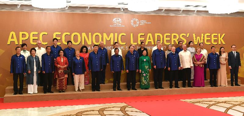 The Chief Executive, Mrs Carrie Lam, attended the Asia-Pacific Economic Cooperation Economic Leaders' Meeting gala dinner and cultural performance in Da Nang, Vietnam, tonight (November 10). Photo shows Mrs Lam (back row, first left) in a group photo with other leaders.