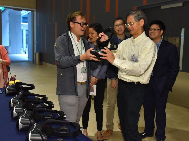 The Secretary for Labour and Welfare, Dr Law Chi-kwong, attended the recognition ceremony for 2017 Mental Health Month-cum-launch ceremony for a mini expo promoting mental wellness at the Science Park in Sha Tin today (November 11). Photo shows Dr Law (second right) in a VIP exhibition tour before the ceremony and having first-hand virtual reality experience.
