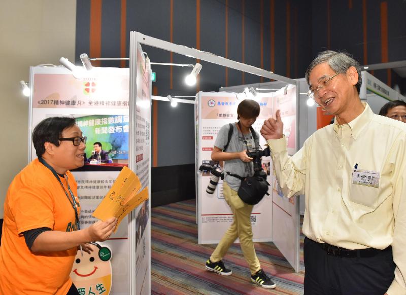 The Secretary for Labour and Welfare, Dr Law Chi-kwong, attended the recognition ceremony for 2017 Mental Health Month-cum-launch ceremony for a mini expo promoting mental wellness at the Science Park in Sha Tin today (November 11). Photo shows Dr Law (right) in a VIP exhibition tour before the ceremony.