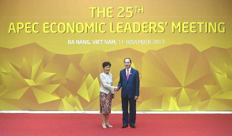 行政長官林鄭月娥今日（十一月十一日）上午在越南峴港出席亞太區經濟合作組織經濟領導人非正式會議。圖示林鄭月娥（左）和越南國家主席陳大光握手。