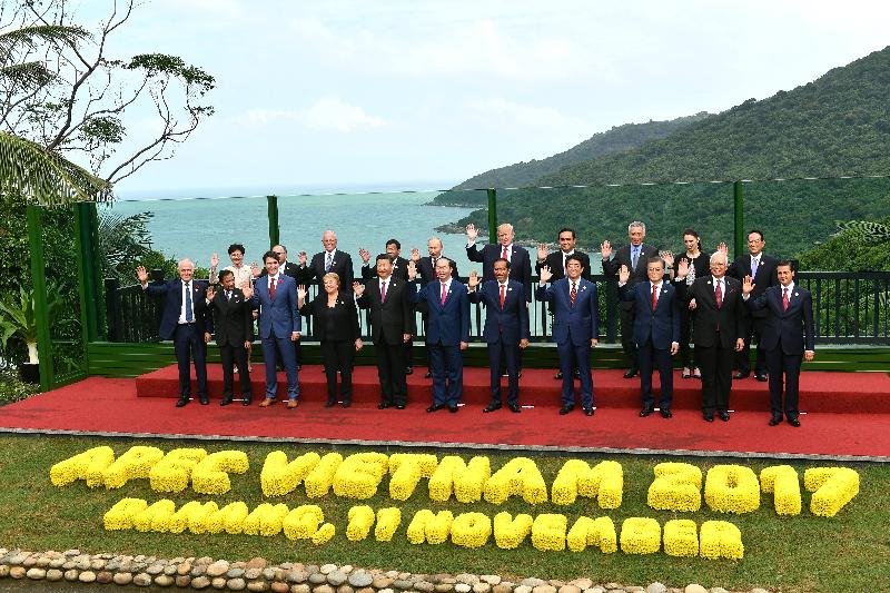 行政长官林郑月娥今日（十一月十一日）上午在越南岘港出席亚太区经济合作组织经济领导人非正式会议。图示林郑月娥（后排左一）与其他领导人合照。