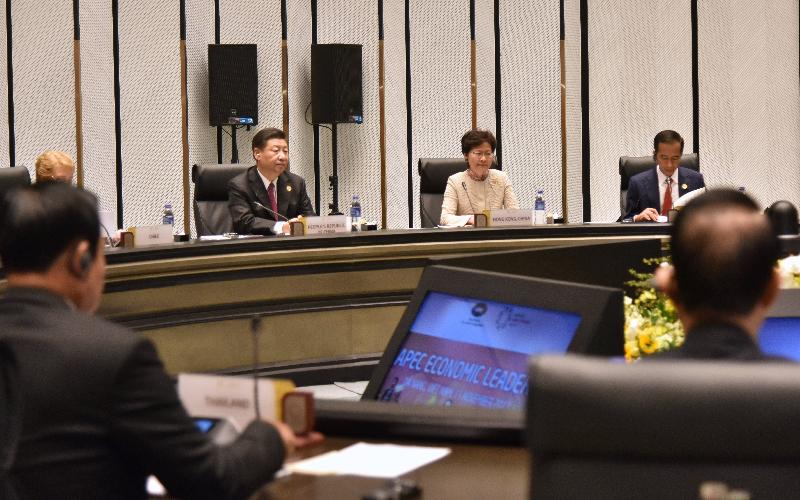 The Chief Executive, Mrs Carrie Lam (centre), attended the Asia-Pacific Economic Cooperation Economic Leaders' Meeting in Da Nang, Vietnam, this morning (November 11).