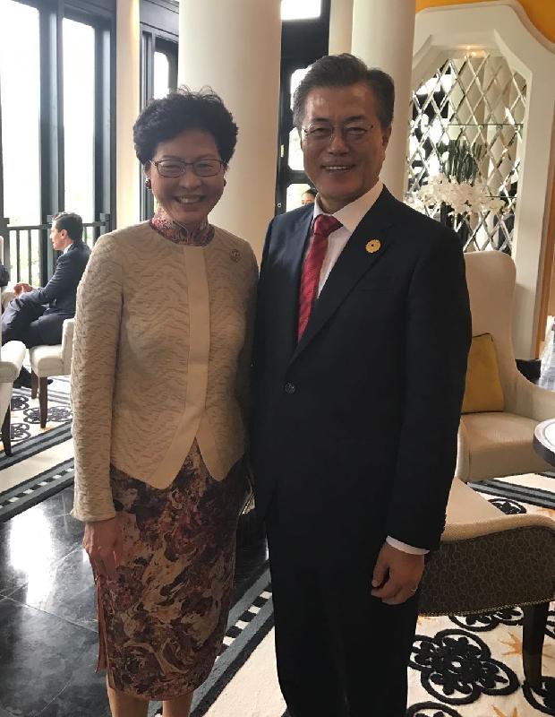 The Chief Executive, Mrs Carrie Lam (left) pictured with the President of Korea, Mr Moon Jae-in (right) at the Asia-Pacific Economic Cooperation 2017 Economic Leaders' Meeting in Da Nang, Vietnam, yesterday (November 11). 