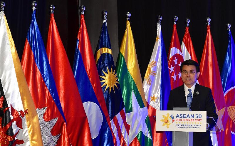 商务及经济发展局局长邱腾华今日（十一月十二日）在菲律宾帕赛市举行的香港－东南亚国家联盟《自由贸易协定》和相关《投资协定》的签署仪式上致辞。