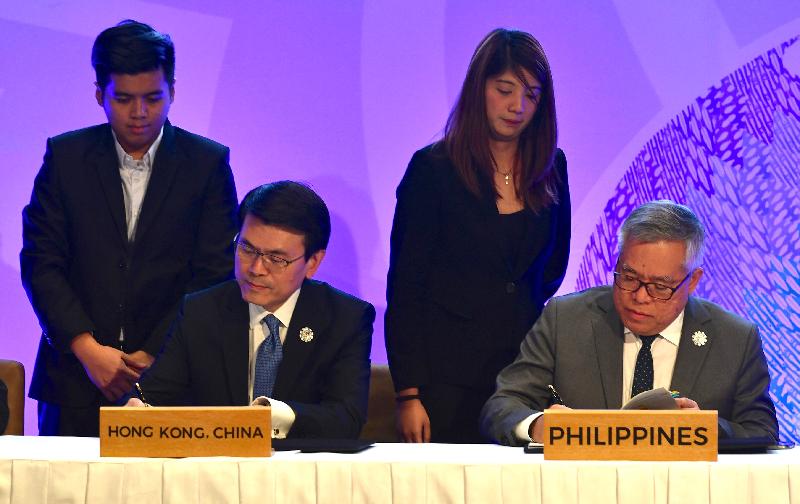 商務及經濟發展局局長邱騰華今日（十一月十二日）在菲律賓帕賽市與東南亞國家聯盟（東盟）成員國的經濟部長簽訂《自由貿易協定》和相關《投資協定》。圖示邱騰華（左）和菲律賓貿易和工業部部長Ramon Lopez在儀式上簽署有關協定，菲律賓是東盟今年的東道國。