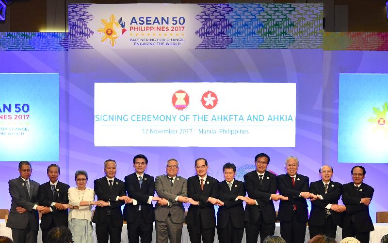 The Secretary for Commerce and Economic Development, Mr Edward Yau,signs a Free Trade Agreement and a related Investment Agreement with the economic ministers of the Association of Southeast Asian Nations (ASEAN) member states, in Pasay City, the Philippines, today (November 12). Photo shows Mr Yau (fifth left) with the ASEAN economic ministers at the signing ceremony.