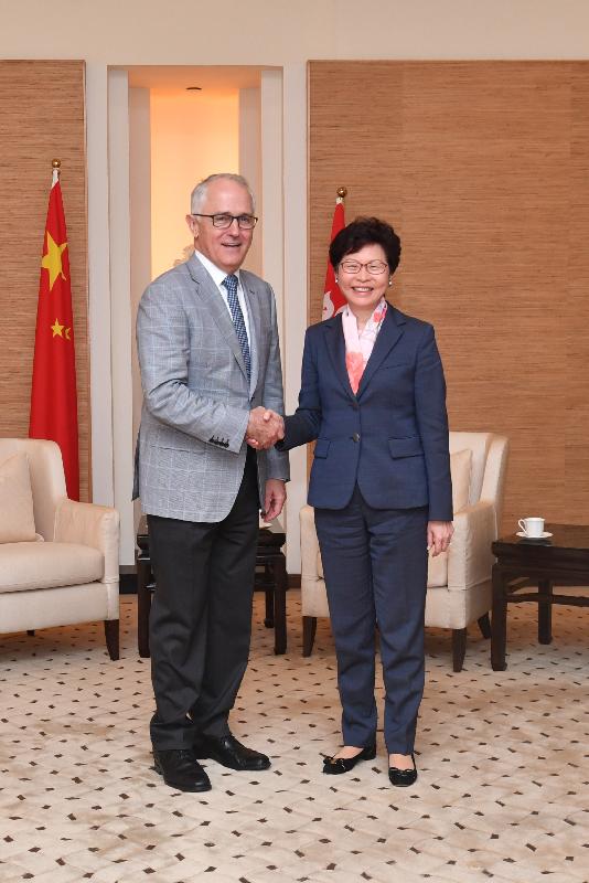 The Chief Executive, Mrs Carrie Lam, met the Prime Minister of Australia, Mr Malcolm Turnbull, at the Government VIP Lounge of the Hong Kong International Airport today (November 12). Picture shows Mrs Lam (right) and Mr Turnbull shaking hands before the meeting.