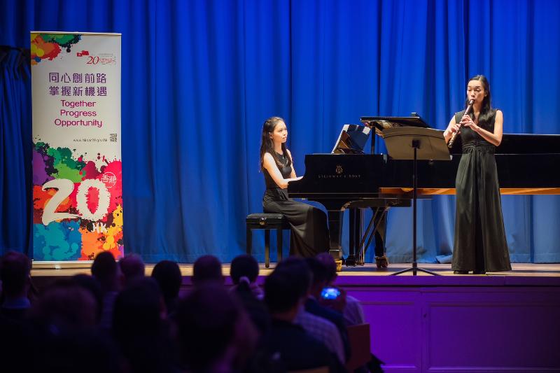香港駐倫敦經濟貿易辦事處（倫敦經貿辦）十一月九日（倫敦時間）於倫敦Bishopsgate Institute舉辦「樂韻頌紫荊」音樂會。圖示香港音樂家於音樂會上演奏經典及當代的音樂作品。
