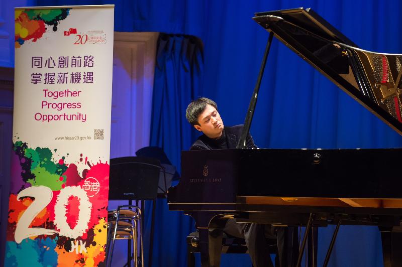 香港驻伦敦经济贸易办事处（伦敦经贸办）十一月九日（伦敦时间）于伦敦Bishopsgate Institute举办「乐韵颂紫荆」音乐会。图示香港音乐家于音乐会上演奏经典及当代的音乐作品。