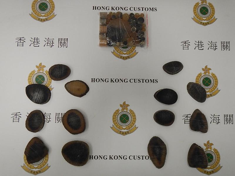 香港海关今日（十一月十二日）在香港国际机场检获约二点六公斤怀疑犀牛角，估计市值约五十二万元。图示于一名男旅客身上发现约零点八公斤的怀疑犀牛角。