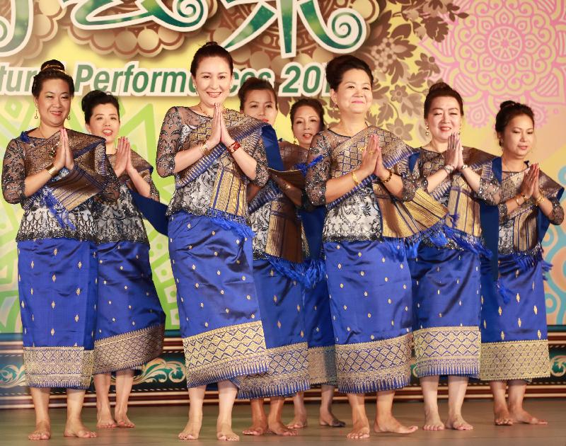 「亞裔藝采2017」星期日（十一月十九日）在香港文化中心露天廣場舉行，帶來富民族色彩的歌舞表演和藝穗活動，展現亞洲的多元文化。