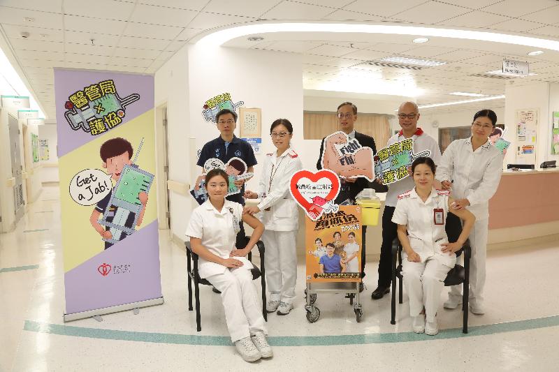 The Hospital Authority Chief Manager (Nursing), Mr Lawrence Poon (back row, second right), and Chairman of the Association of Hong Kong Nursing Staff and Legislative Council member Professor Joseph Lee (back row, first left) join a group photo with nursing staff at the staff vaccination station in Caritas Medical Centre today (November 13).