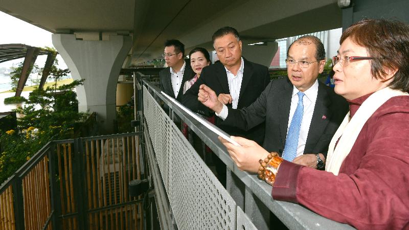 The Chief Secretary for Administration, Mr Matthew Cheung Kin-chung (second right), today (November 13) receives a briefing from the Head of the Kai Tak Office of the Civil Engineering and Development Department, Ms Ying Fun-fong (first right), and views from an observation deck the possible alignment of a section of the Environmentally Friendly Linkage System under study. Joining him are the District Officer (Kwun Tong), Mr Steve Tse (first left); the Chairman of the Kwun Tong District Council (KTDC), Dr Bunny Chan (third right); and the Chairman of the KTDC Traffic and Transport Committee, Ms So Lai-chun (second left).