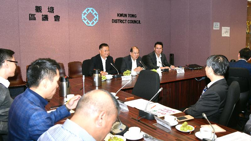 The Chief Secretary for Administration, Mr Matthew Cheung Kin-chung (centre), meets with members of the Kwun Tong District Council (KTDC) today (November 13). Also present are the District Officer (Kwun Tong), Mr Steve Tse (right), and the Chairman of the KTDC, Dr Bunny Chan (left).