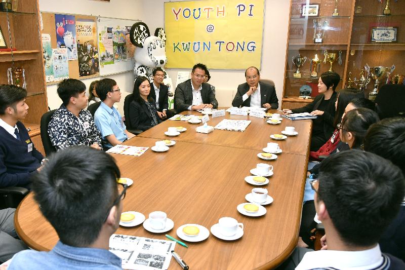 The Chief Secretary for Administration, Mr Matthew Cheung Kin-chung (sixth left), meets youth representatives and listens to their views on youth-related policy initiatives set out in the Policy Address today (November 13). Also present is the District Officer (Kwun Tong), Mr Steve Tse (fifth left).