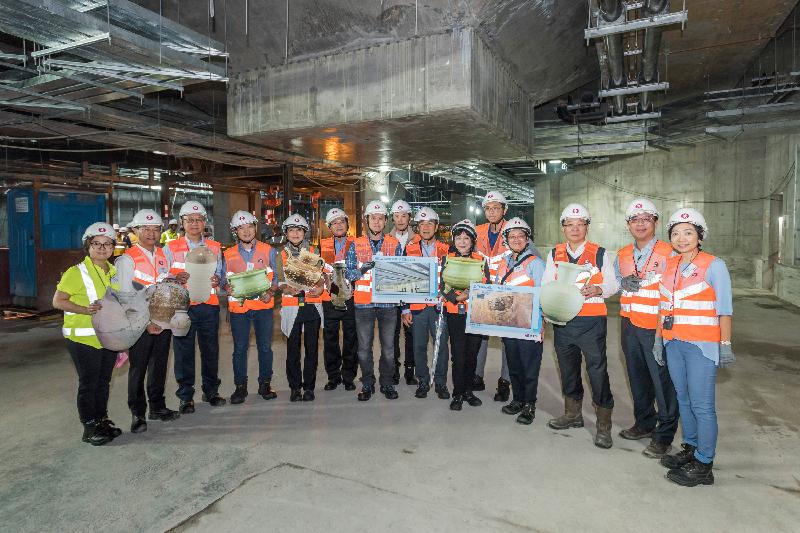 Legislative Council Members today (November 13) visit To Kwa Wan Station to better understand how the ancient wells of the Song-Yuen Period and other relics discovered in the site are preserved.